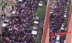 ویدئوی یک افغان از نصب پرچم افغانستان در ایران جنجالی شد