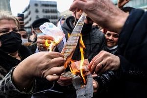 اعتراض خیابانی مردم ترکیه به گرانی؛ معترضان قبض‌های برق خود را آتش زدند
