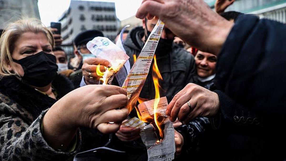 اعتراض خیابانی مردم ترکیه به گرانی؛ معترضان قبض‌های برق خود را آتش زدند