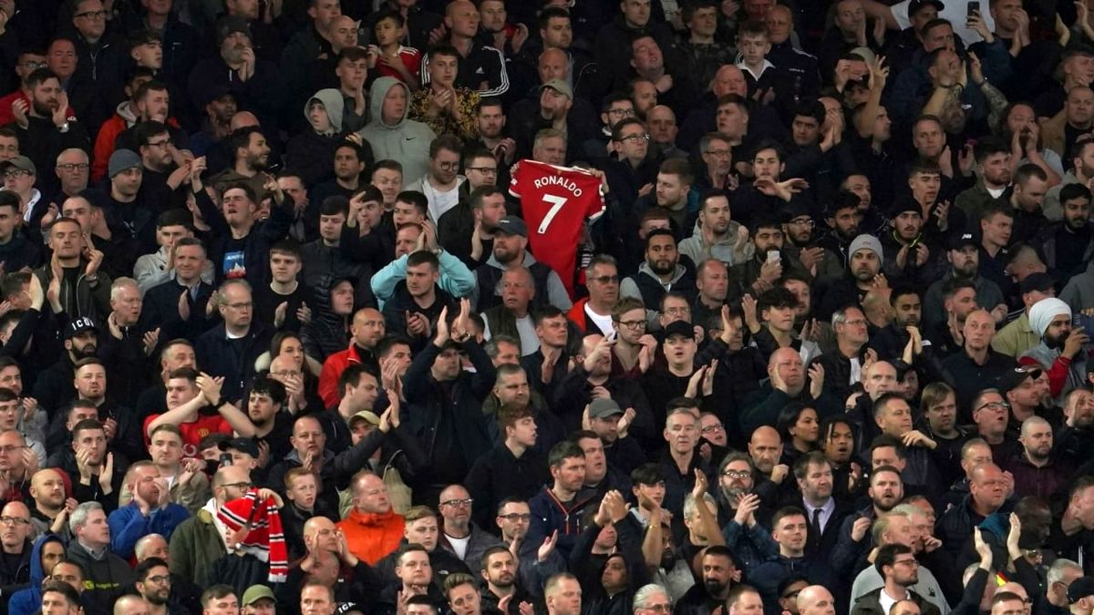 لیورپولیها در دقیقه ۷ بازی با منچستر یونایتد رونالدوی غایب و سوگوار را تشویق کردند