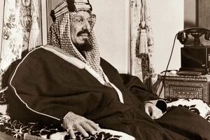 سفر در زمان؛ «ملک سعود پادشاه عربستان» در حال بازدید از کاخ عابدین مصر؛ سال 1316