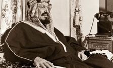 سفر در زمان؛ «ملک سعود پادشاه عربستان» در حال بازدید از کاخ عابدین مصر؛ سال 1316