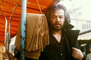 سفر در زمان؛ «مرتضی عقیلی، روشنک صدر و ایرج قادری» در حال قدم زدن در خیابان های تهران؛ سال 55/ عکس

