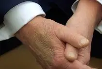 ترامپ استفاده از آسپرین را دلیل کبودی دست خود معرفی کرد