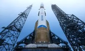 موشک ۱۰۰ متری برای پرتاب از انبار بیرون آورده شد/ عکس