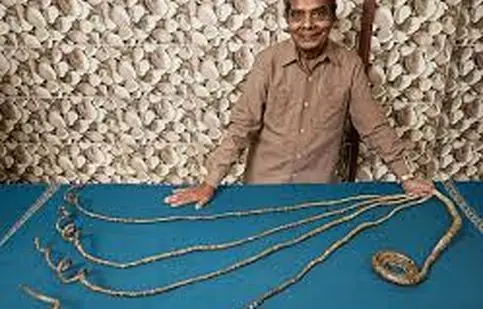 صاحب رکورد طولانی‌ترین ناخن‌های یک دست در جهان/ ویدئو 