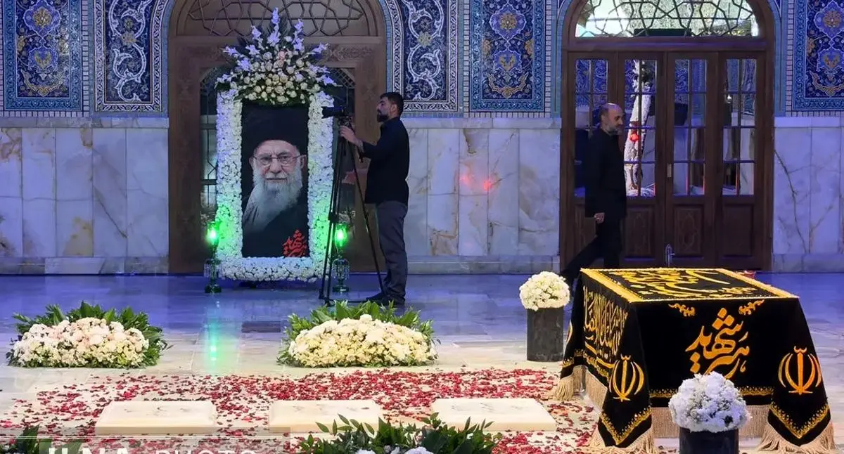 حال‌ و هوای زائران رضوی در مزار رهبر شهید انقلاب در شب شهادت رسول اکرم (ص) و امام حسن مجتبی (ع)/ ویدئو