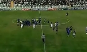 حمله به داور در لیگ یک در دقیقه 7 مسابقه/ کمیته انضباطی تکلیف بازی نیمه کاره خیبر و داماش را مشخص می کند/ ویدئو

