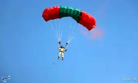 عکس العمل سریع چتر باز یک ثانیه قبل از مرگ/ ویدئو 