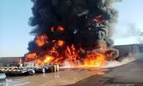 آتش‌سوزی در کارگاه فرآورده‌های نفتی شرق اصفهان/ ویدئو 