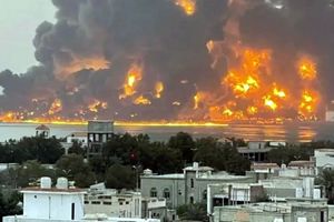 حمله سنگین صهیونیستها به یمن | صدای انفجارهای شدید در بندر الحدیده