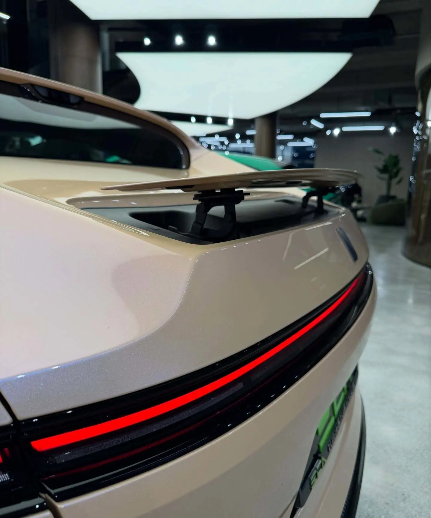 نمای ظاهری خودروی شاسی‌بلند الکتریکی آواتار ۱۱ الترا (AVATR 11 Ultra) به رنگ مشکی با رینگ‌های ۲۱ اینچی و باله عقب فعال.