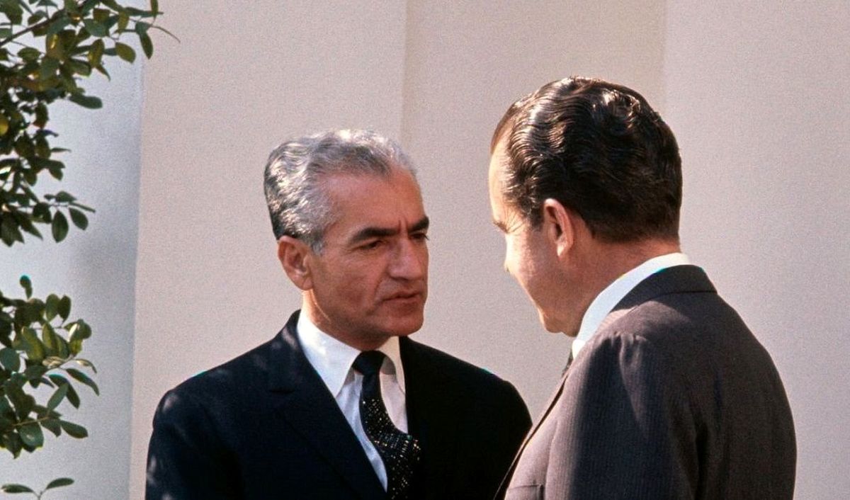 سفر در زمان؛ «ملکه الیزابت در حال پیاده شدن از کالسکه با کمک محمدرضا پهلوی»؛ سال 1338/ عکس