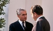 سفر در زمان؛ «ملکه الیزابت در حال پیاده شدن از کالسکه با کمک محمدرضا پهلوی»؛ سال 1338/ عکس

