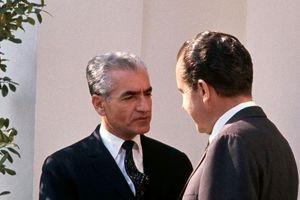 سفر در زمان؛ «ملکه الیزابت در حال پیاده شدن از کالسکه با کمک محمدرضا پهلوی»؛ سال 1338/ عکس

