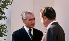 سفر در زمان؛ «ملکه الیزابت در حال پیاده شدن از کالسکه با کمک محمدرضا پهلوی»؛ سال 1338/ عکس

