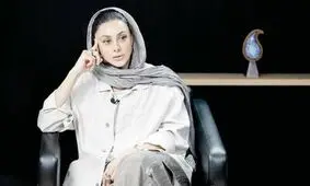 سفر در زمان؛ تیپ و ژست «آزاده صمدی» روی صحنه تئاتر 