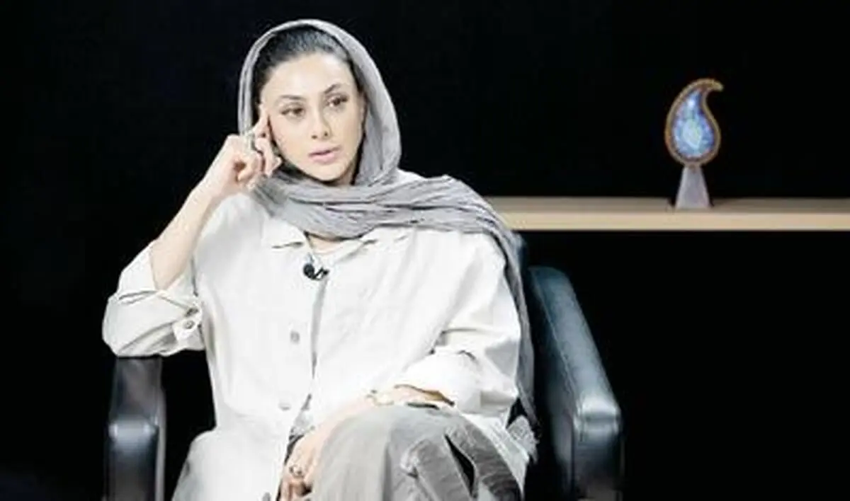 سفر در زمان؛ تیپ و ژست «آزاده صمدی» روی صحنه تئاتر 