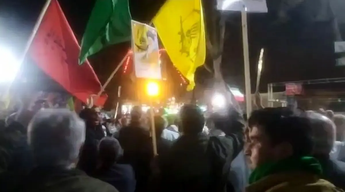 خشم مردم ورامین: کفن‌پوشان و قمه‌به‌دست‌ها به خیابان‌ها آمدند/ ویدئو