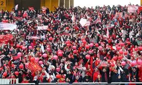 تاریخ‌سازی در نقش جهان؛ اولین حضور تماماً زنانه در یک مسابقه فوتبال مردان/ تصاویر
