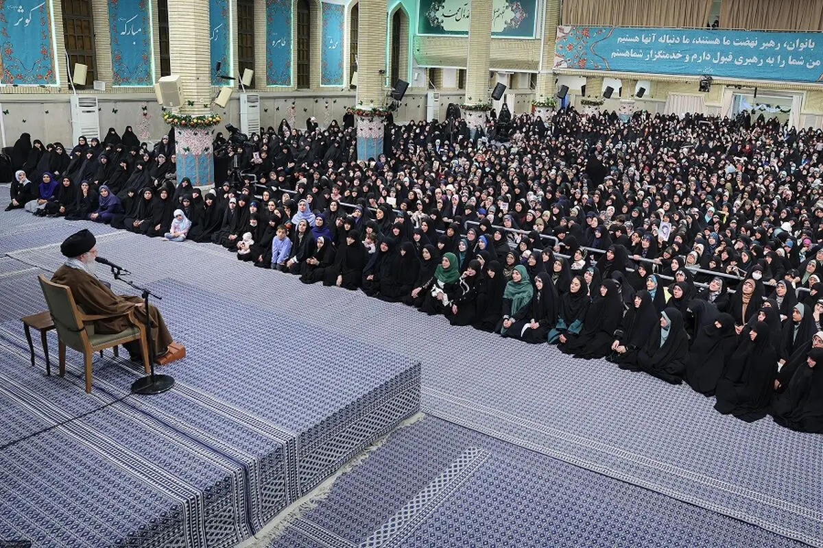 رهبر انقلاب: اسلام بر رعایت کامل احترام  زن تأکید دارد/ زن، کارگزار خانه نیست، مدیر است/ وقتی درباره حجاب و پوشش زنان و همکاری زن و مرد بحث می‌شود نباید رسانه داخل کشور، حرف غربی‌ها را تکرار و برجسته کند