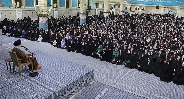 رهبر انقلاب: اسلام بر رعایت کامل احترام  زن تأکید دارد/ زن، کارگزار خانه نیست، مدیر است/ وقتی درباره حجاب و پوشش زنان و همکاری زن و مرد بحث می‌شود نباید رسانه داخل کشور، حرف غربی‌ها را تکرار و برجسته کند