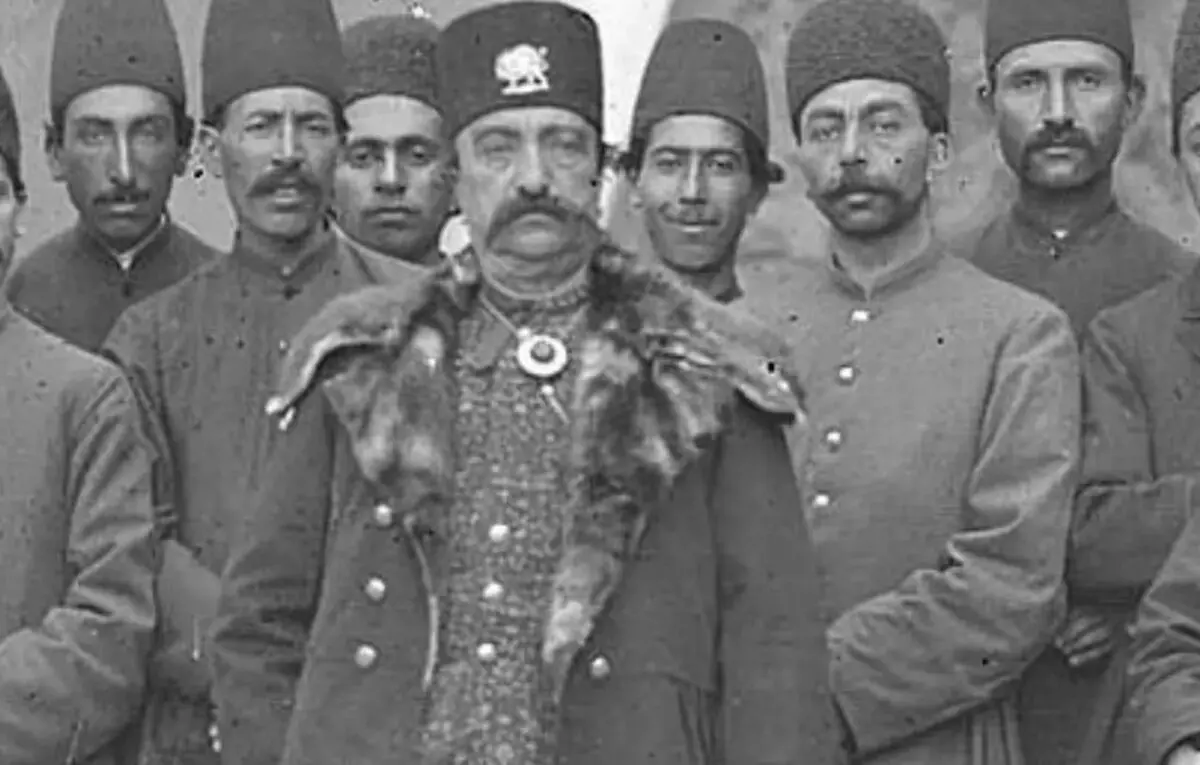 سفر زمان؛ «ناصرالدین‌ شاه» و همراهان و خدمتکاران پای آبشار شمیران/ عکس