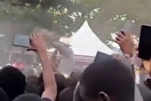 پرتاب لنگه کفش به سمت رئیس‌جمهور کنیا/ ویدئو