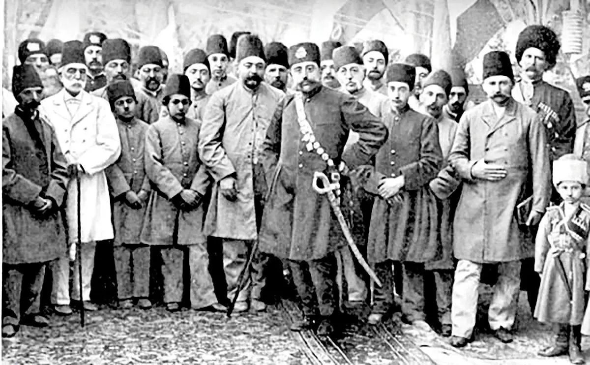 سفر در زمان؛ یک مرد و دو کودک در حال نخ ریسی در دوره قاجار 