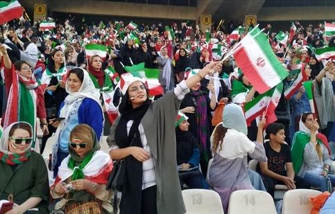  فردوسی‌پور: چطور در مراسم مذهبی خانم و آقا کنار هم در ورزشگاه می نشینند اما برای فوتبال نمی شود؟!/ ویدئو