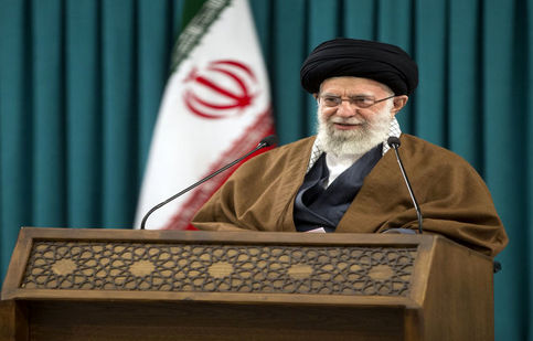 بانوان قمی در حمایت از رهبر انقلاب، کفن‌پوش به خیابان‌ها آمدند/ ویدئو