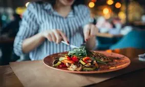 دلایل غذا خوردن وقتی گرسنه نیستیم؟