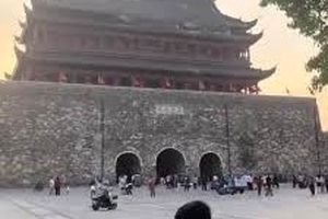فرو ریختن ساختمان باستانی در شهر فنگ یانگ/ ویدئو