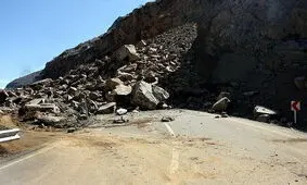 ریزش کوه در یک محور مواصلاتی قربانی گرفت