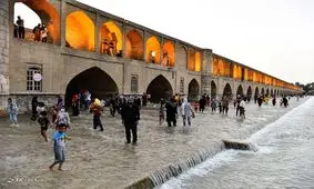 ذوق و شوق مردم اصفهان و گردشگران نوروزی از جاری شدن  دوباره زاینده‌رود/ ویدئو