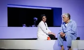 دراماتیزه کردن یک ذهن از هم گسیخته/ نگاهی به نمایش «پدر» به کارگردانی آروند دشت‌آرای