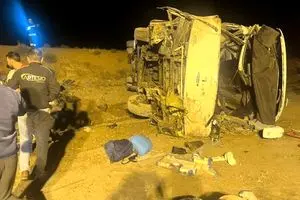 خواب‌آلودگی؛ فرض اولیه علت واژگونی اتوبوس اصفهان ـ نطنز