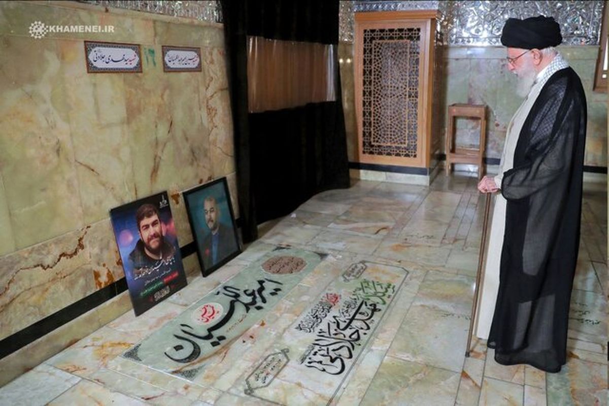 حضور رهبر انقلاب بر مزار شهیدان امیرعبداللهیان، موسوی، جلادتی و زمانینیا