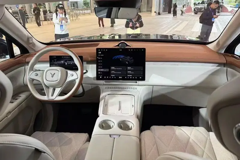 تقلید برند وارداتی ایران از مرسدس بنز / رقابت با شاسی‌بلندهای لوکس