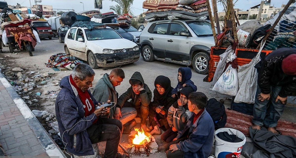 تصاویری از هزاران نفر از ساکنان نوار غزه در انتظار بازگشت به خانههای خود در شمال این باریکه
