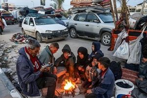 تصاویری از هزاران نفر از ساکنان نوار غزه در انتظار بازگشت به خانه‌های خود در شمال این باریکه