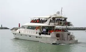 یک لنج را به علت بی حجابی و هنجارشکنی توقیف کردیم