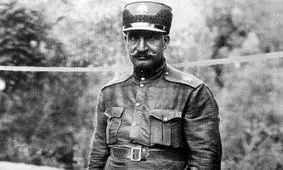 سفر در تاریخ؛ «ظاهر رضاخان بعد تاج گذاری» در سال 1305