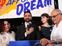 عمه زهران ممدانی حزب اللهی است و نسبت به امام خمینی ارادات فراوانی دارد/ البته خانواده خود شهردار نیوریورک، سکولار هستند/ ویدئو