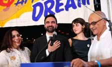 عمه زهران ممدانی حزب اللهی است و نسبت به امام خمینی ارادات فراوانی دارد/ البته خانواده خود شهردار نیوریورک، سکولار هستند/ ویدئو