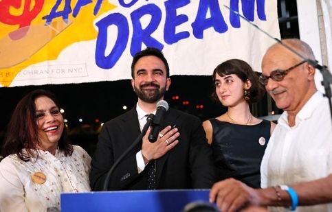 عمه زهران ممدانی حزب اللهی است و نسبت به امام خمینی ارادات فراوانی دارد/ البته خانواده خود شهردار نیوریورک، سکولار هستند/ ویدئو