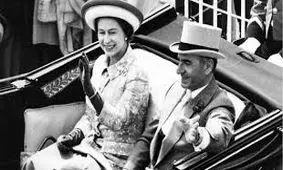 سفر در زمان؛ «ملکه الیزابت و محمدرضا پهلوی» در حال بازدید از جواهرات سلطنتی ایران؛ سال 1339 