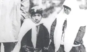 سفر در زمان؛ عکس یادگاری زنان و مردان کوتاه‌قامت دربار ناصرالدین‌شاه 