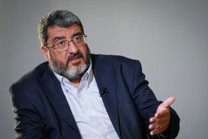 تحقیر فواد ایزدی در روزنامه اصولگرا؛ تو که تاره از تخم درآمده ای، فرماندهان نظامی را مسخره می کنی؟!