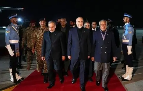 شعارهای حمایتی یک مداح از قالیباف و هیات دیپلماتیک ایران در یک تجمع/ ویدئو